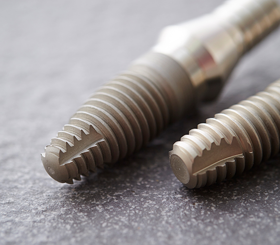 ストローマン社製のインプラントを採用